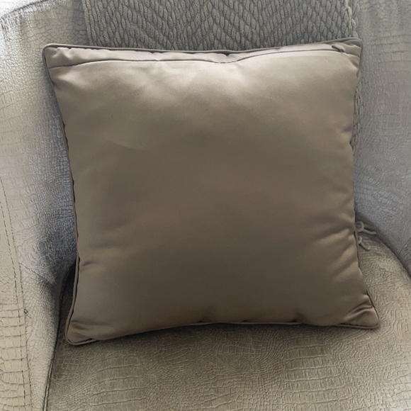 Throw pillow - Picture 2 of 3